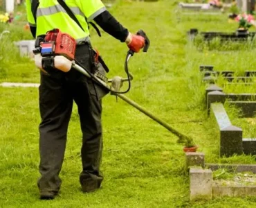 grave-cleaner-trimming-grass